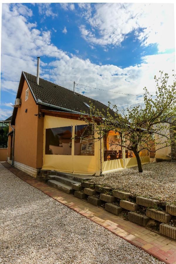 Gardi Apartman Szekszárd エクステリア 写真